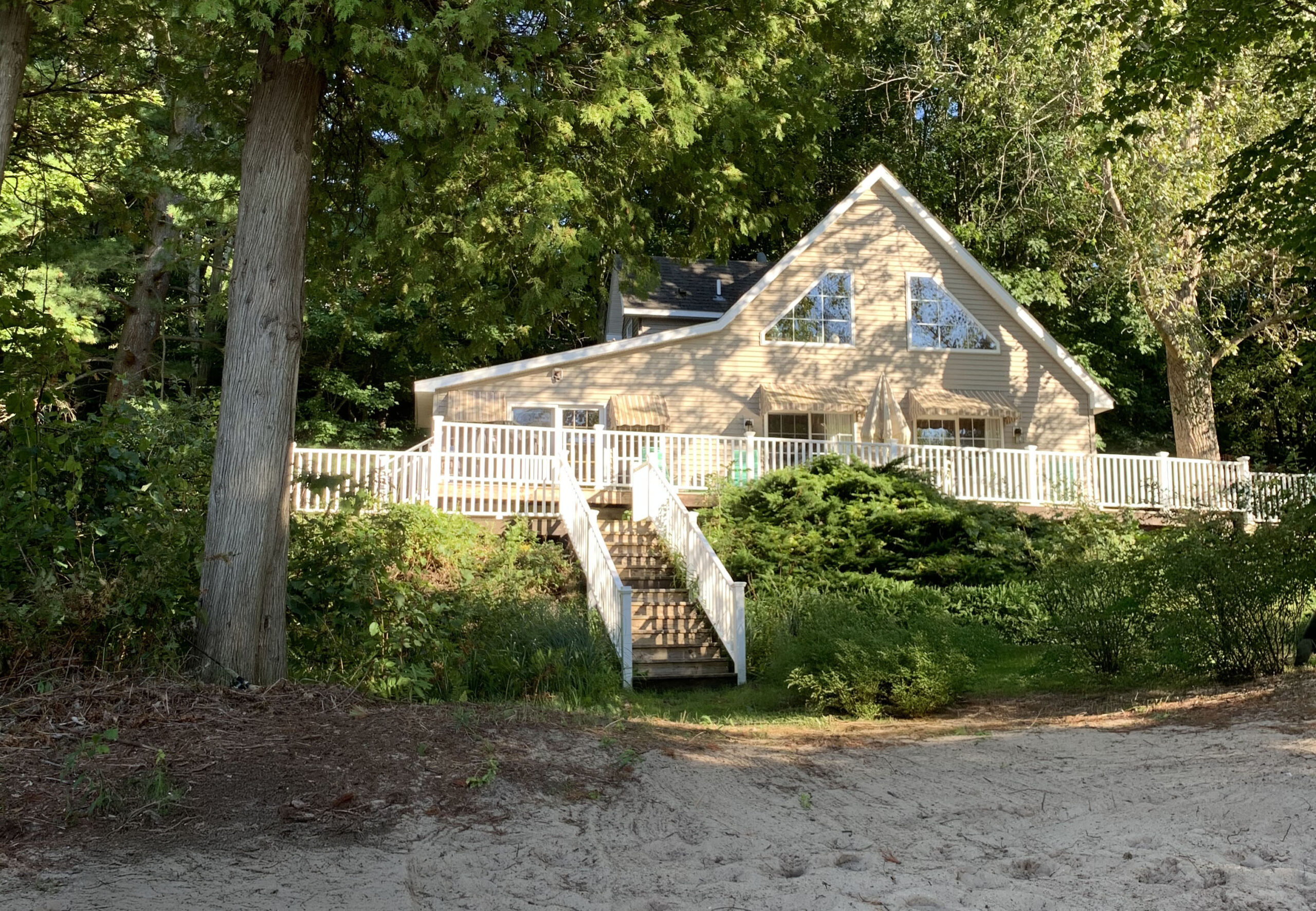 5 Must-Have Features for Your Michigan Waterfront Home